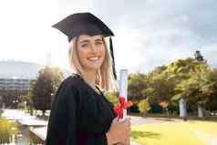 女人学生肖像微笑研究生成就更高的教育快乐女学术微笑毕业持有证书资格学位大学奖学金