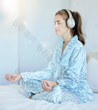 瑜伽冥想Zen女人卧室耳机流媒体放松广播平静音乐播客和平精神健康精神上的女孩莲花构成冥想正念健康