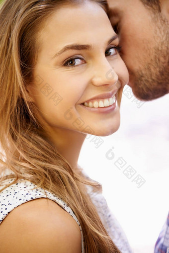 快乐夫妇肖像成键拥抱浪漫日期情人节一天爱公园后院放松花园变焦脸男人。女人微笑亲密的拥抱脸颊吻支持安全