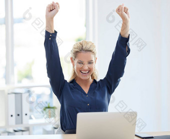 赢家成功业务女人移动PC庆祝工作满意度促销活动成功的项目交易办公室成就庆祝活动胜利企业公司科技