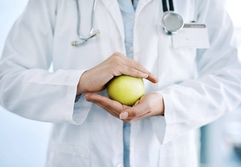 健康好处影响深远的幸福特写镜头拍摄认不出来医生持有苹果手