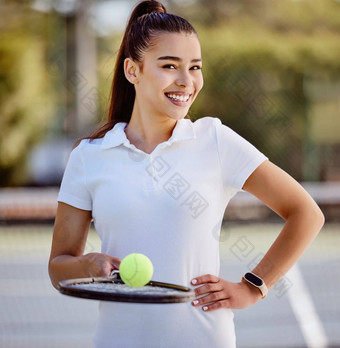 健身女人肖像微笑网球体育运动锻炼有氧运动培训锻炼法院在户外快乐女微笑体育实践持有球拍球网球法院