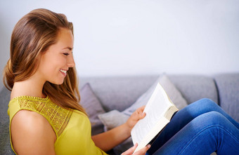 时间花了好书有价值的年轻的女人阅读书沙发首页