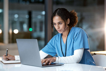移动PC医疗保健医生写作笔记本医疗研究规划时间表医院远程医疗研究黑色的女人数字科技在线咨询诊所