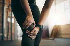 膝盖受伤女人健身事故疼痛医疗紧急肌肉应变锻炼健身房锻炼健康健康运动员手炎症受伤的腿培训
