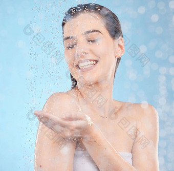 美飞溅护肤品女人淋浴奢侈品健康清洁工作室模型水飞溅模型女孩放松水脸头发护理水分蓝色的背景