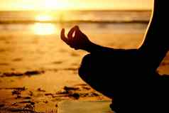 莲花瑜伽手轮廓海滩在户外健康健康健身日落Zen冥想影子大纲男人。冥想脉轮培训正念锻炼海滨