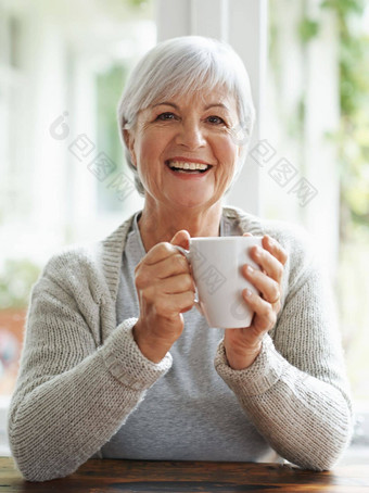 杯咖啡照亮一天快乐高级女人享受杯咖啡厨房表格肖像