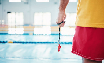手救生员吹口哨游泳池水安全安全准备好了救援在室内手专家游泳运动员持有信号工具警告安全游泳责任意识