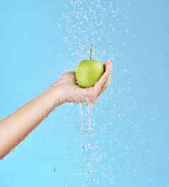 苹果手健康营养水清洁水果健康饮食水果模型广告排毒自然健康的生活方式人蓝色的工作室市场营销飞溅模型