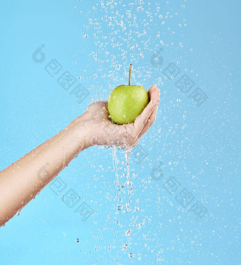苹果手健康营养水清洁水果健康饮食水果模型广告排毒自然健康的生活方式人蓝色的工作室市场营销飞溅模型