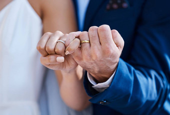 手小指承诺婚礼环新娘新郎户外庆祝活动伙伴关系护理爱婚姻承诺信任跨种族夫妇事件在一起变焦