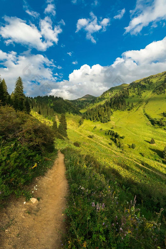 夏天小道kimasar喉咙视图山弗马诺夫受欢迎的周末徒步<strong>旅行路线</strong>阿拉木图山垂直视图