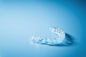 关闭看不见的调整器蓝色的背景复制空间塑料牙套牙科家臣伸直牙齿