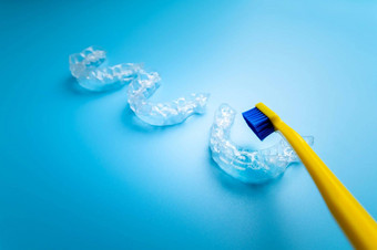 <strong>透明</strong>的调整器蓝色的背景明亮的黄色的牙刷牙科<strong>主题</strong>