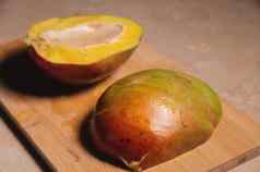 芒果特写镜头新鲜的成熟的芒果水果减少半谎言切割木董事会