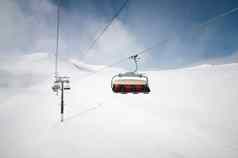 视图空中乘客行滑雪度假胜地冬天阳光明媚的天气背景白雪覆盖的山