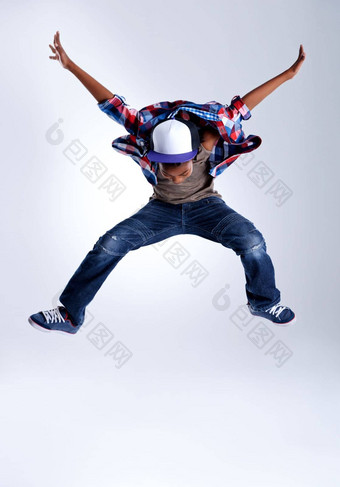 跳快乐年轻的非裔美国人男孩跳空气