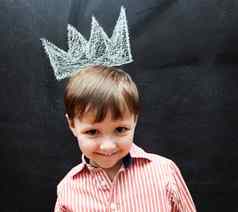 调用王子迷人的可爱的男孩粉笔画皇冠