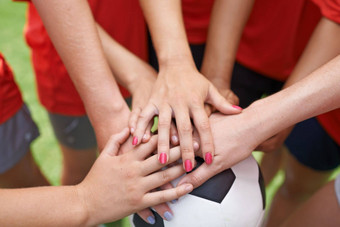团队团结裁剪图像集团女孩手堆足球球