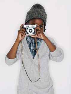 他有抱负的摄影师年轻的男孩采取快照相机