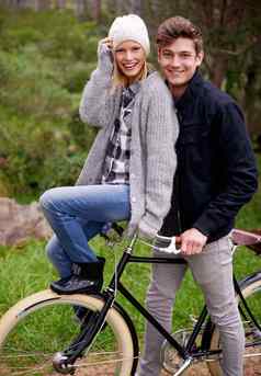 浪漫的骑国家年轻的夫妇享受自行车骑在户外