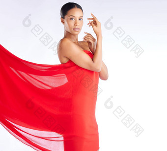 织物红色的肖像女人美时尚<strong>风</strong>格孤立的工作室白色背景女非洲年<strong>轻</strong>的模型布衣服<strong>奢</strong>侈品发光皮肤