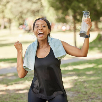 健身兴奋肖像黑色的女人自然庆祝活动健康锻炼快乐微笑健康的非洲女运动员庆祝锻炼培训体育运动成就