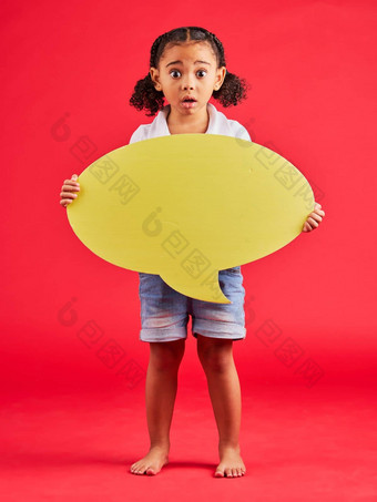 震惊了孩子肖像演讲泡沫的想法的意见投票孤立的红色的背景社会媒体新闻哇脸惊讶女孩孩子横幅纸模型海报我的天啊审查