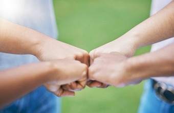 人手拳头撞社区信任协作伙伴关系在户外手团队碰撞的拳头团结协议协调支持团结