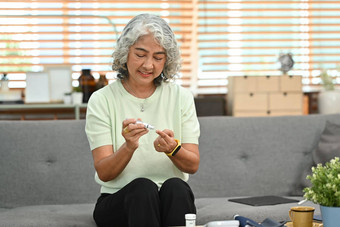 糖尿病高级夫人采取血样本《柳叶刀》笔糖尿病上了年纪的医疗保健概念