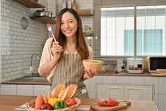 快乐的女人吃新鲜的健康的素食主义者沙拉现代厨房室内饮食健康的生活方式素食主义生活方式