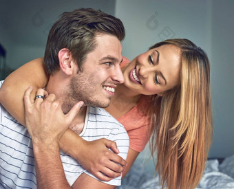 爱部分日常快乐年轻的夫妇分享充满深情的时刻卧室首页