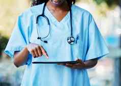 医生手平板电脑技术医疗研究医疗保健软件医院管理应用程序护士黑色的女人专家人数字科技服务诊所数据分析结果