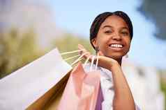 黑色的女人购物袋奢侈品思考购买城市微笑客户非洲美国女客户端夫人购物者店里衣服昂贵的品牌户外