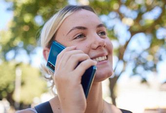 电话调用公园沟通女人会说话的移动夏天一天户外智能手机网络自然有吸引力的年轻的女花园周末