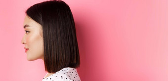 美皮肤护理概念头像配置文件年轻的美丽的亚洲女人短黑暗头发左复制空间站粉红色的背景