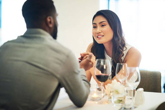 夫妇持有手酒餐厅会说话的爱浪漫情人节一天日期晚上黑色的男人。亚洲女人谈话成键奢侈品细餐厅庆祝活动