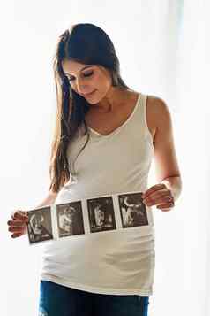 他母亲好快乐怀孕了女人持有系列超声波图片前面窗口首页