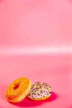 甜蜜的甜甜圈堆放堆栈粉红色的背景复制空间釉喷头巧克力芯片零食快食物糖果概念