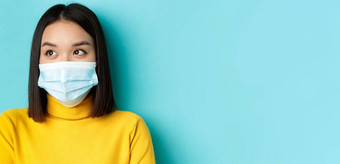 科维德社会距离流感大流行概念头像可爱的亚洲女人短黑暗头发医疗面具左站蓝色的背景