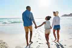 快乐家庭热带海滩走夏天假期放松享受风景海洋海水父母女儿孩子孩子童年自由