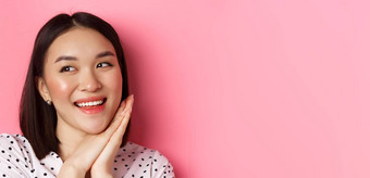 美皮肤护理概念头像可爱的梦幻亚洲女人左微笑成像站粉红色的背景