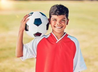 男孩肖像场足球球微笑体育运动健身培训足球游戏比赛竞争运动员孩子足球快乐球肩膀体育户外草