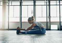 好拉伸意味着伟大的锻炼年轻的有吸引力的女人伸展运动健身房