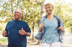 高级跑步者夫妇公园健身微笑团队合作动机健康夏天阳光快乐上了年纪的男人。女人运行团队树锻炼健康户外锻炼
