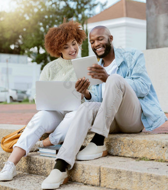 朋友技术在线平板电脑移动PC社会媒体沟通年轻的学生户外黑色的男人。女人微笑互联网网络视频模因大学步骤