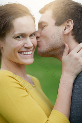 不能抵制吻快乐女人接收吻丈夫