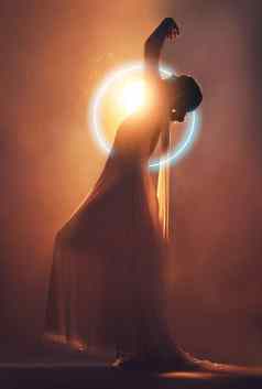 橙色照明艺术德科轮廓女人霓虹灯圆有创意的幻想美跳舞审美影子天使女神梦想魔法自由发光的工作室