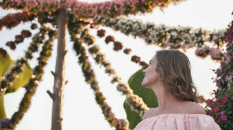 女孩背景挂雏菊新鲜的花城市公园迪拜
